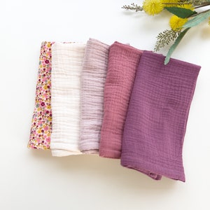 Peut inclure: Cinq carr&eacute;s de tissu dans diff&eacute;rentes nuances de rose et de blanc. Les carr&eacute;s sont faits d'un mat&eacute;riau doux et textur&eacute;. Le carr&eacute; &agrave; gauche a un motif floral.