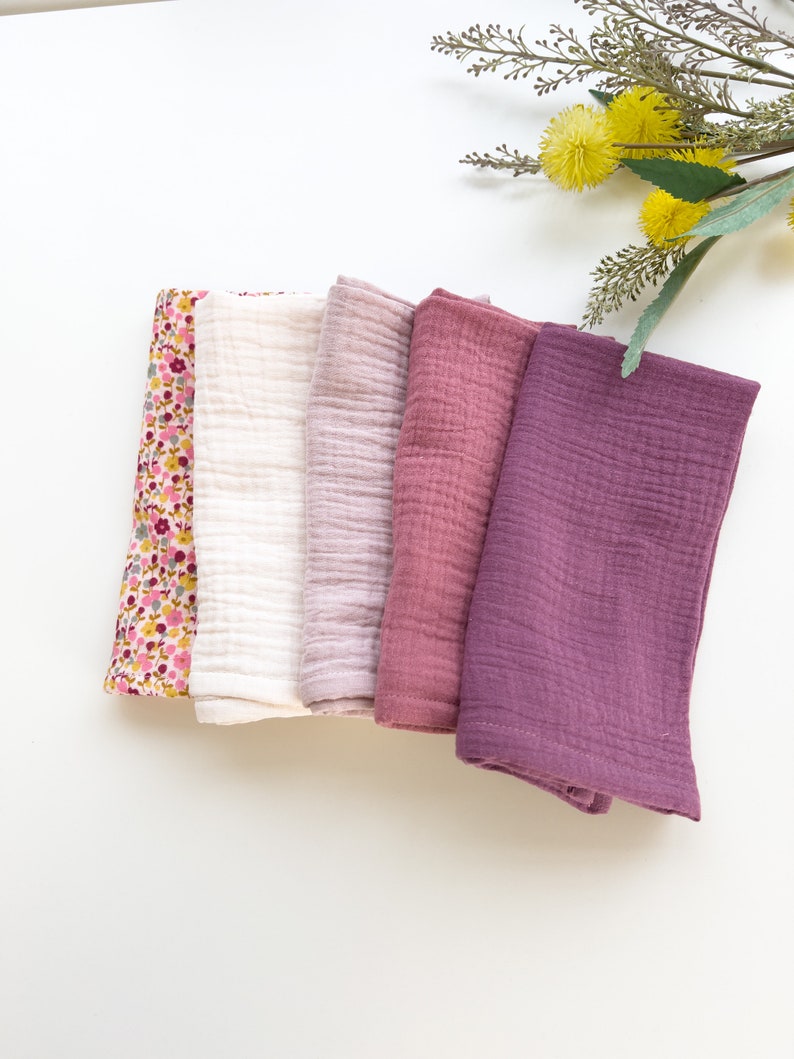 Peut inclure: Cinq carr&eacute;s de tissu dans diff&eacute;rentes nuances de rose et de blanc. Les carr&eacute;s sont faits d'un mat&eacute;riau doux et textur&eacute;. Le carr&eacute; &agrave; gauche a un motif floral.