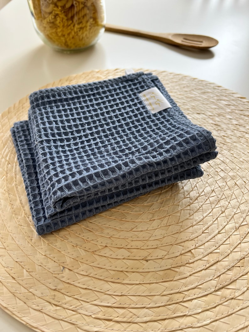 In photo are blueberry color dish cloth on the table.
