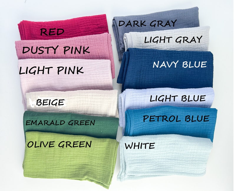 Peut inclure: Un assortiment d'&eacute;chantillons de tissu de diff&eacute;rentes couleurs, notamment rouge, rose poudr&eacute;, rose clair, beige, vert &eacute;meraude, vert olive, gris fonc&eacute;, gris clair, bleu marine, bleu clair, bleu p&eacute;trole et blanc.