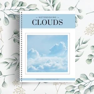 Puede incluir: Un cuaderno con una portada azul y blanca con el texto "Notebooking - Clouds" y una foto de nubes blancas sobre un cielo azul. El sitio web "www.embracinghomeschool.com" está impreso en la parte inferior de la portada.