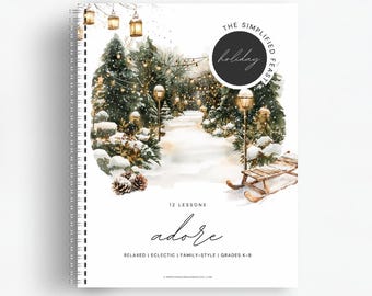 Puede incluir: Una cubierta blanca con una ilustración de acuarela de una escena de invierno nevada con un trineo, árboles y luces. El texto "The Simplified Holiday Feast" y "12 Lessons adore" está impreso en la cubierta.