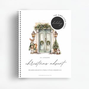 Könnte beinhalten: Ein spiralgebundenes Buch mit einer Aquarellillustration einer Weihnachtsszene. Das Cover zeigt ein Reh mit Schal, eine Tür mit Kränzen und die Worte "Christmas Advent". Der Text enthält auch "24 Lektionen" und "The Simplified Feast".