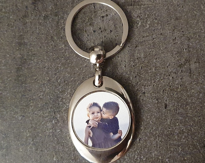 Personalized metal keychain with magnetic shopping cart chip and individual photo - The perfect gift for him and her!
