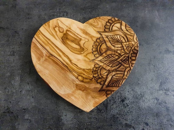 Personalized cutting board – Individual heart board made of olive wood with engraving, unique kitchen decoration for weddings and Valentine's Day