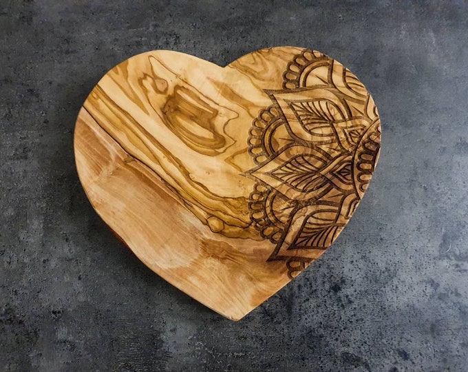 Exclusive heart cutting board made of high-quality olive wood from Italy approx. 200 x 240 mm - robust, durable & with a loving mandala motif.