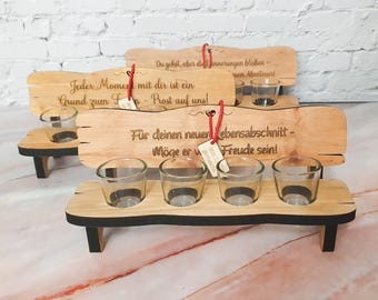 Schnapsbank personalisiert (Erlenholz) – Wunschtext Gravur + 4 Gläser | Shotglas Halter | Männergeschenk Geburtstag & Weihnachten