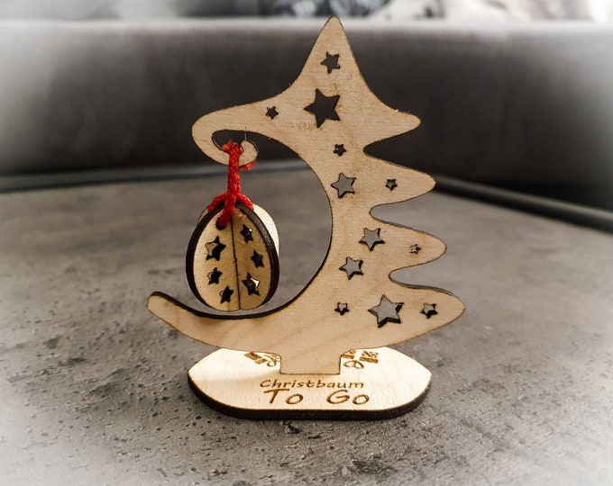 Portable Christmas tree "To Go" made of robust birch plywood - a personalizable mini Christmas tree for on the go! Dimensions: 95 x 85 mm.
