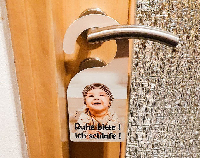 Door hanger baby made of plastic with your own photo - quiet please! I am sleeping! Original souvenir or gift for parents: colorful & fun!