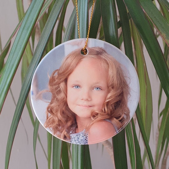 Round ceramic ornament with photo - personalized decoration: gift for family, parents or pet - perfect for Valentine's Day and Easter!