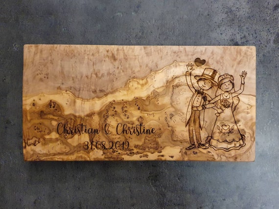 Personalized wedding cutting board made of olive wood | Individual gift with engraving | Rustic kitchen board for bride and groom Costum