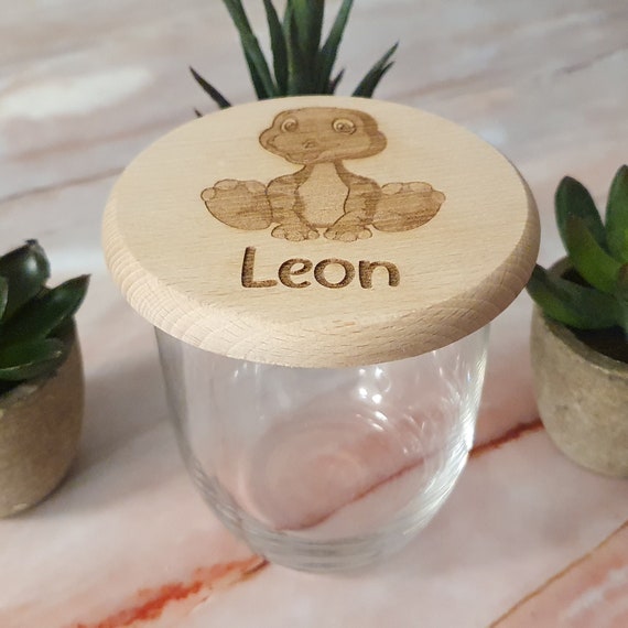 Personalized Dino Drink Lid Made of FSC-Certified Wood – Dino Gift with Name | Creative Dinosaur Gift Ideas for Kids