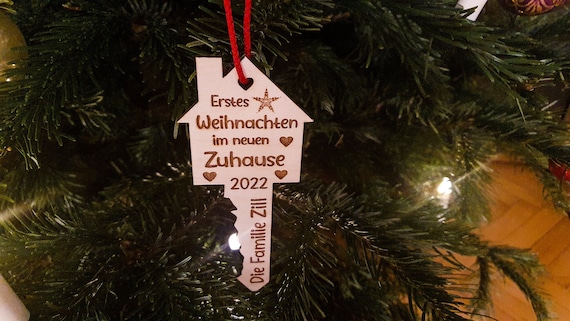 Personalized moving pendant made of birch plywood: house key combination with laser engraving of year and name, with red cord