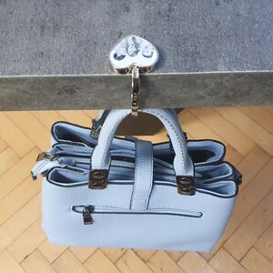 Personalisierter faltbarer Taschenhaken für Tische mit eigenem Foto. Handtaschenhalterung in Herzform, Taschenbügel, Brautjungfer Geschenk