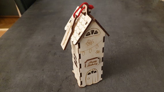 Personalizable wooden house for 5cl liquor bottles - the ideal gift box for special occasions and individual moments of enjoyment.