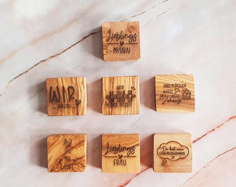 Flaschenöffner aus Olivenholz, handgemacht 5,5cm, romantisches Motiv – Unikat Geschenk für Partner zu Valentinstag, Jahrestag, Geburtstag