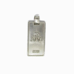 Puede incluir: Encanto de colgante de plata con un s&iacute;mbolo del zod&iacute;aco G&eacute;minis y la palabra "GEMINI" grabada en la parte delantera.