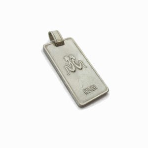 Puede incluir: Encanto de colgante de plata con el s&iacute;mbolo del zod&iacute;aco G&eacute;minis y la palabra "GEMINI" inscrita debajo.