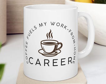 Taza de cerámica con la frase "El café impulsa mi carrera trabajando desde casa" / Taza de cerámica de 325 ml (11 oz) y 444 ml (15 oz).