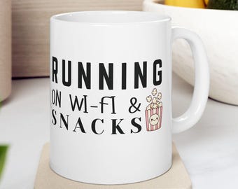 Taza "Funcionando con Wifi y Snacks" / Taza divertida para trabajar desde casa
