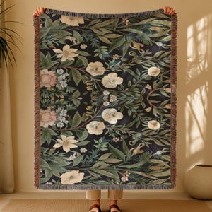 Geweven katoenen deken met bloemen: plaid in middeleeuwse stijl, gezellig interieur