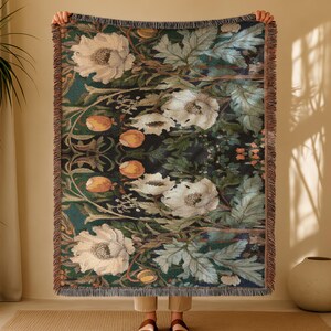 Geweven katoenen deken met bloemenprint: boho-huisdecoratie met franje