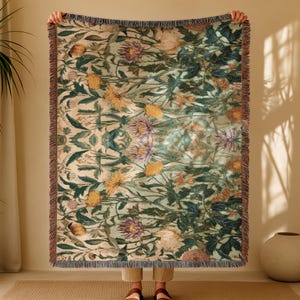 Geweven katoenen deken met bloemenprint: boho-huisdecoratie met franje