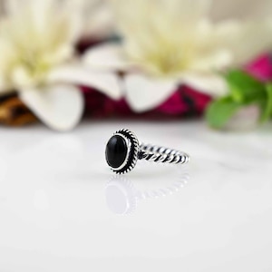 Bague délicate en onyx noir : anneau en argent fait main, bague avec pierres précieuses superposables