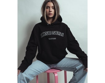 Kindness Matters oversize hoodie made of organic cotton with a print on the front