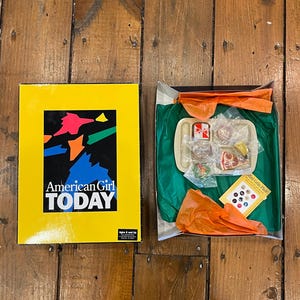 Vintage 1990er Jahre American Girl of Today School Lunch Set, NEU In Originalverpackung (fehlende Gabel, Serviette und Strohhalm), 18-Zoll-Puppenzubehörset