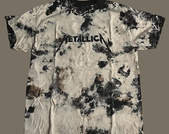 Camiseta da banda Metallica: Camiseta com estampa desgastada e lavagem ácida
