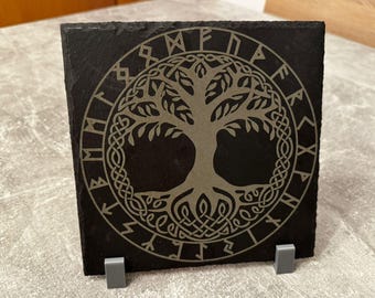 Handgefertigte Schieferplatten mit Gravur – Wikinger Runen, Weltenbaum & Fantasy Motive – Deko mit Standfuß