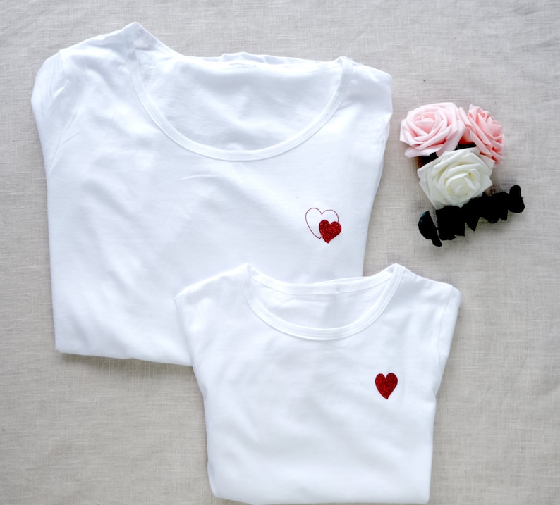 T-Shirt Blanc Femme Avec Petit Coeur Pailleté T-shirt Cadeau Fete des Mères Tee Shirt Anniversaire Femme T-shirt Cadeau Jeune Marié image 2