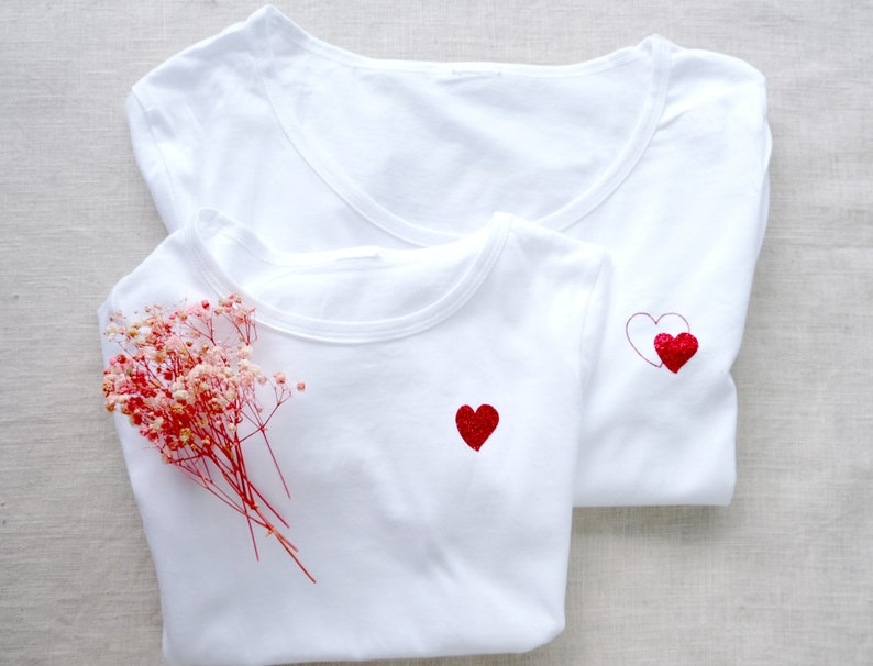 T-Shirt Blanc Femme Avec Petit Coeur Pailleté T-shirt Cadeau Fete des Mères Tee Shirt Anniversaire Femme T-shirt Cadeau Jeune Marié image 1
