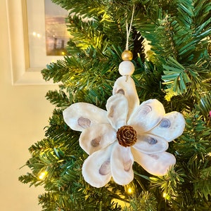 Ornement de fleur de magnolia en coquille d'huître, décoration de Noël, Noël côtier, décor de coquille d'huître, fleur de magnolia, magnolia de coquille d'huître