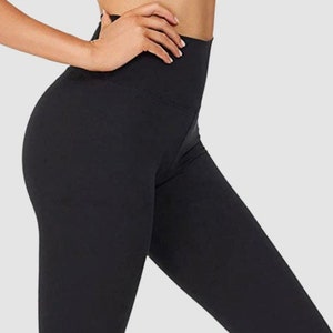 Op de afbeelding: Zwarte leggings met hoge taille van een gladde, rekbare stof. De leggings zijn strak en hebben een hoge taille.