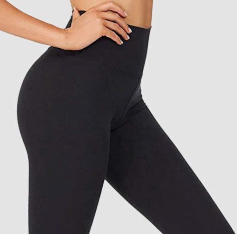 Op de afbeelding: Zwarte leggings met hoge taille van een gladde, rekbare stof. De leggings zijn strak en hebben een hoge taille.