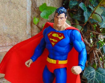 Klassiek stripkostuum iconisch SUPERMAN-actiefiguur, 7 inch supergelede met stoffen bedrade verstelbare cape, DC-multiversum