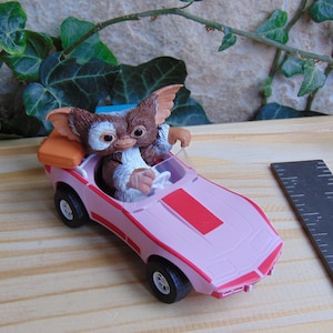 1984 GREMLINS Film NECA GIZMO Mogwai Mini Actionfigur Pink Corvette Rennwagen Display Zubehör Lot, Classic 1980er Jahre Film Neuheit NeCA Spielzeug