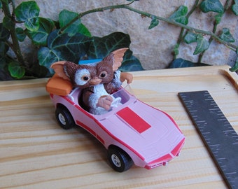 1984 GREMLINS movie NECA GIZMO Mogwai Mini Action Figure Pink Corvette Race Car Display Accessories Lot, Classic 1980s Film Novelty NeCA Toy
