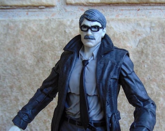DC Comics Classic Batman Comics Commissioner Gordon Action Figure, 7 Inch Collectible, Black and White Special Edition, Gotham City Display