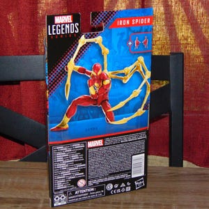 Pu&ograve; includere: Action figure di Iron Spider Marvel Legends nella confezione. La figura &egrave; rossa e dorata con molteplici zampe di ragno articolate. La confezione &egrave; blu e nera con il logo Marvel Legends Series.