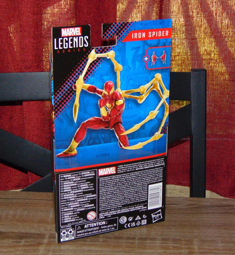 Pu&ograve; includere: Action figure di Iron Spider Marvel Legends nella confezione. La figura &egrave; rossa e dorata con molteplici zampe di ragno articolate. La confezione &egrave; blu e nera con il logo Marvel Legends Series.