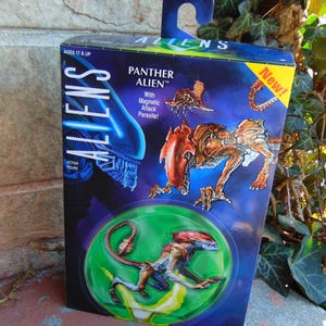 1990s Kenner Tribute NECA Gold PANTHER ALIEN Xenomorph Action Figure. Concept Big Cat ALIENs Warrior New in Box