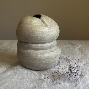 Unieke handgemaakte keramische vaas; sculpturale keramische vaas; Geglazuurde keramische vaas, handgemaakt in LA