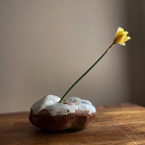 Rotsvormige ikebana-vaas. Wierookhouder