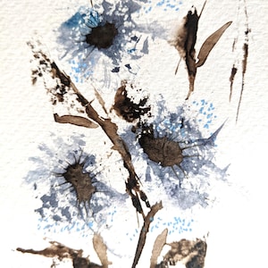Bella cartolina d'auguri vuota con motivo floreale astratto blu dipinto a mano con acquerelli