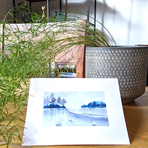 Carte de voeux vierge paysage bleu peint à la main à l'aquarelle