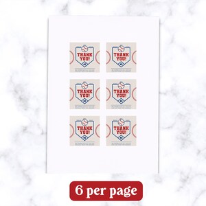 Pu&ograve; includere: Foglio stampabile con sei etichette di ringraziamento a tema baseball. Ogni etichetta presenta una grafica di baseball rossa e blu con il testo "Grazie!" in rosso.
