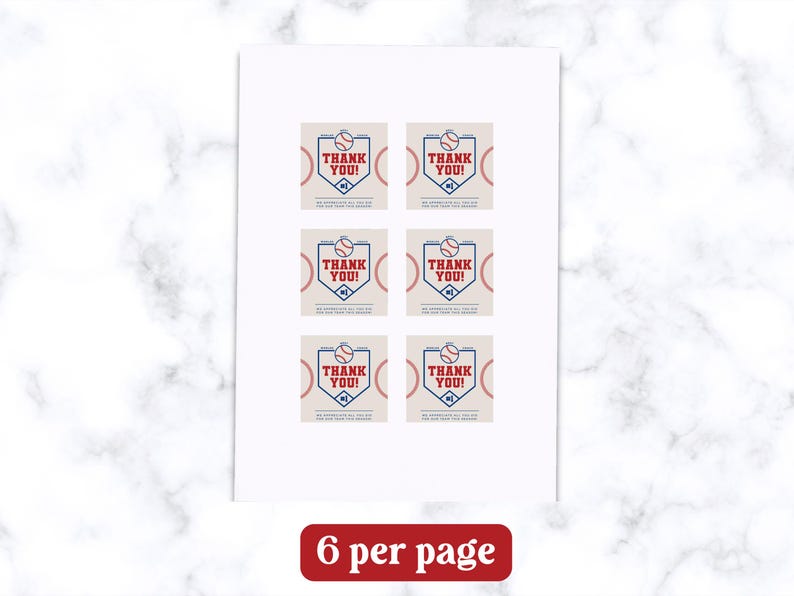Pu&ograve; includere: Foglio stampabile con sei etichette di ringraziamento a tema baseball. Ogni etichetta presenta una grafica di baseball rossa e blu con il testo "Grazie!" in rosso.